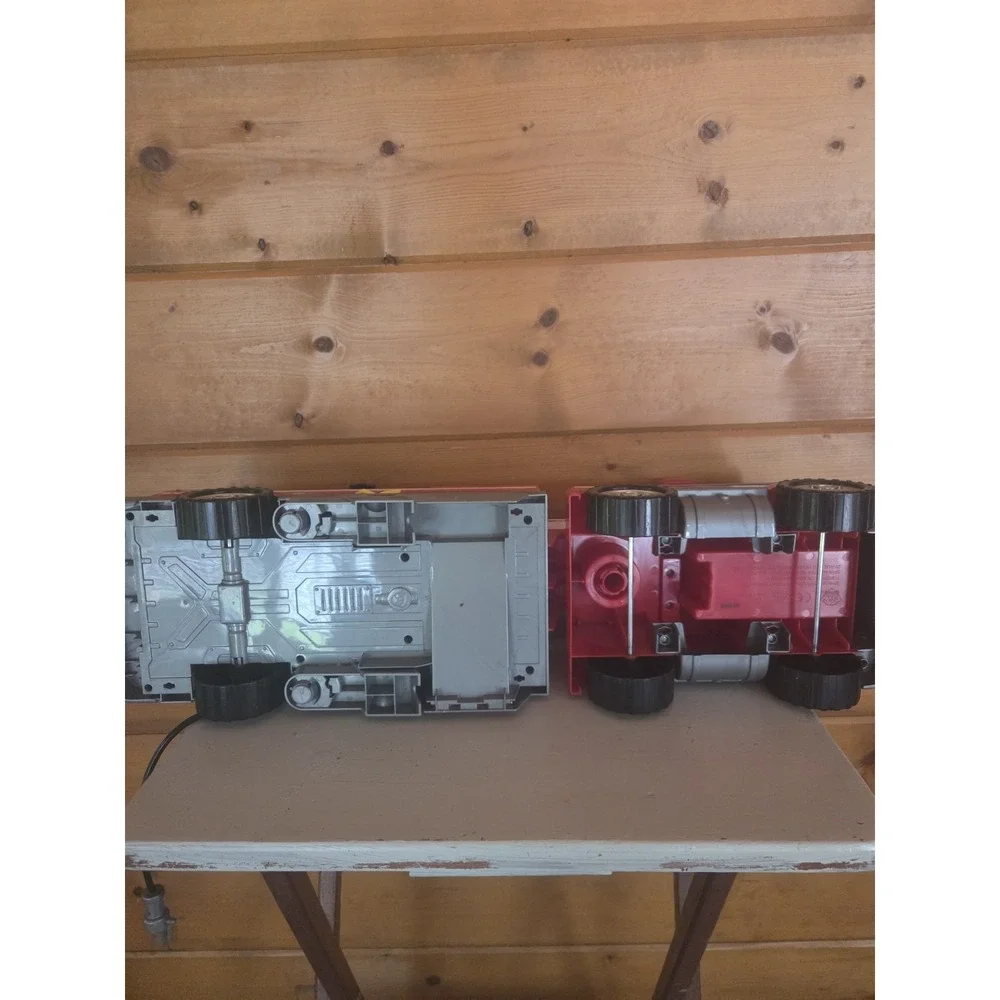 Paw Patrol Ultimate Rescue Fire Truck Toy with 2 With An‎ Extendable Ladder.